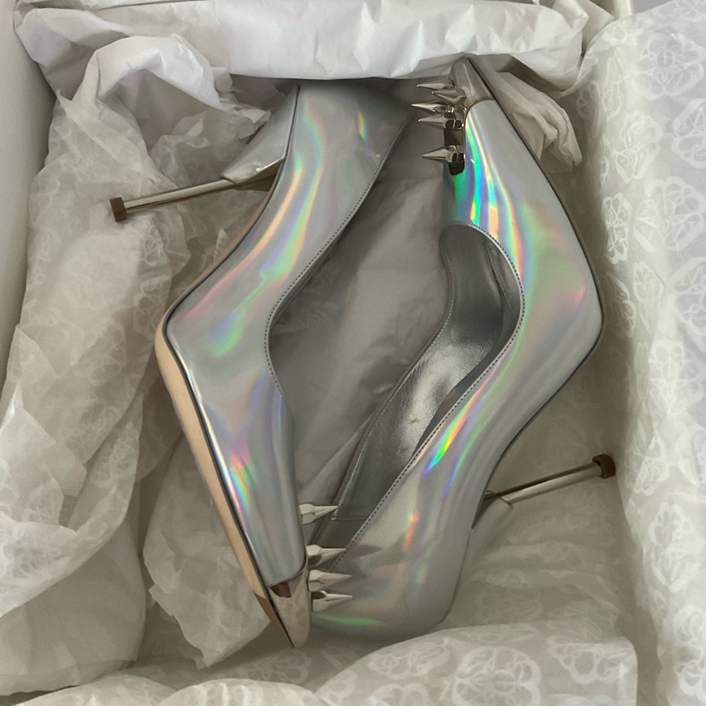 ALEXANDER MCQUEEN Punk Stud Holographic pump🔥🔥